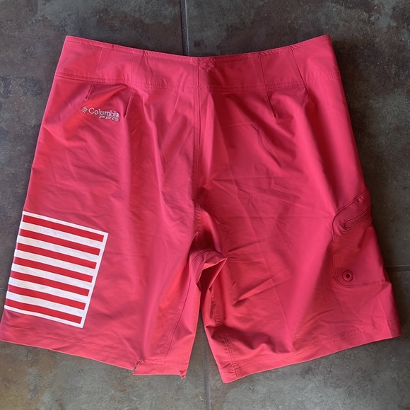 Columbia PFG, board shorts, waistline size 36, 2 small tears on back or left leg - Picture 7 of 8